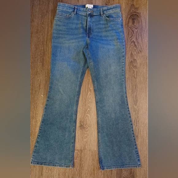 H&M Bootcut Medium Wash Lightly Distressed Denim Jeans Size 12 High Waisted - Picture 11 of 11